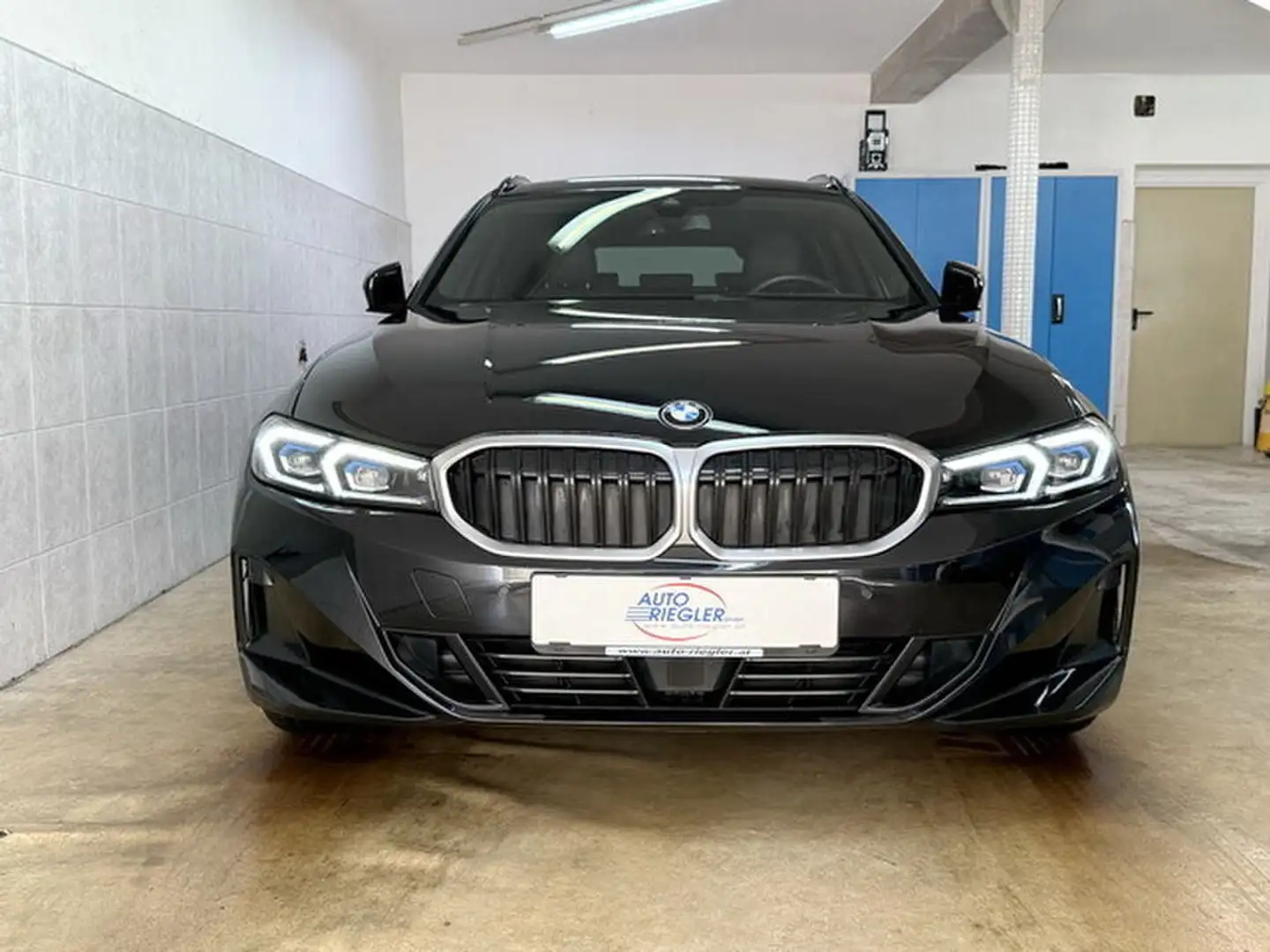 BMW 318 d ''LED-Curved Display-Sportsitze-Kamera-AHK'' Schwarz - 2