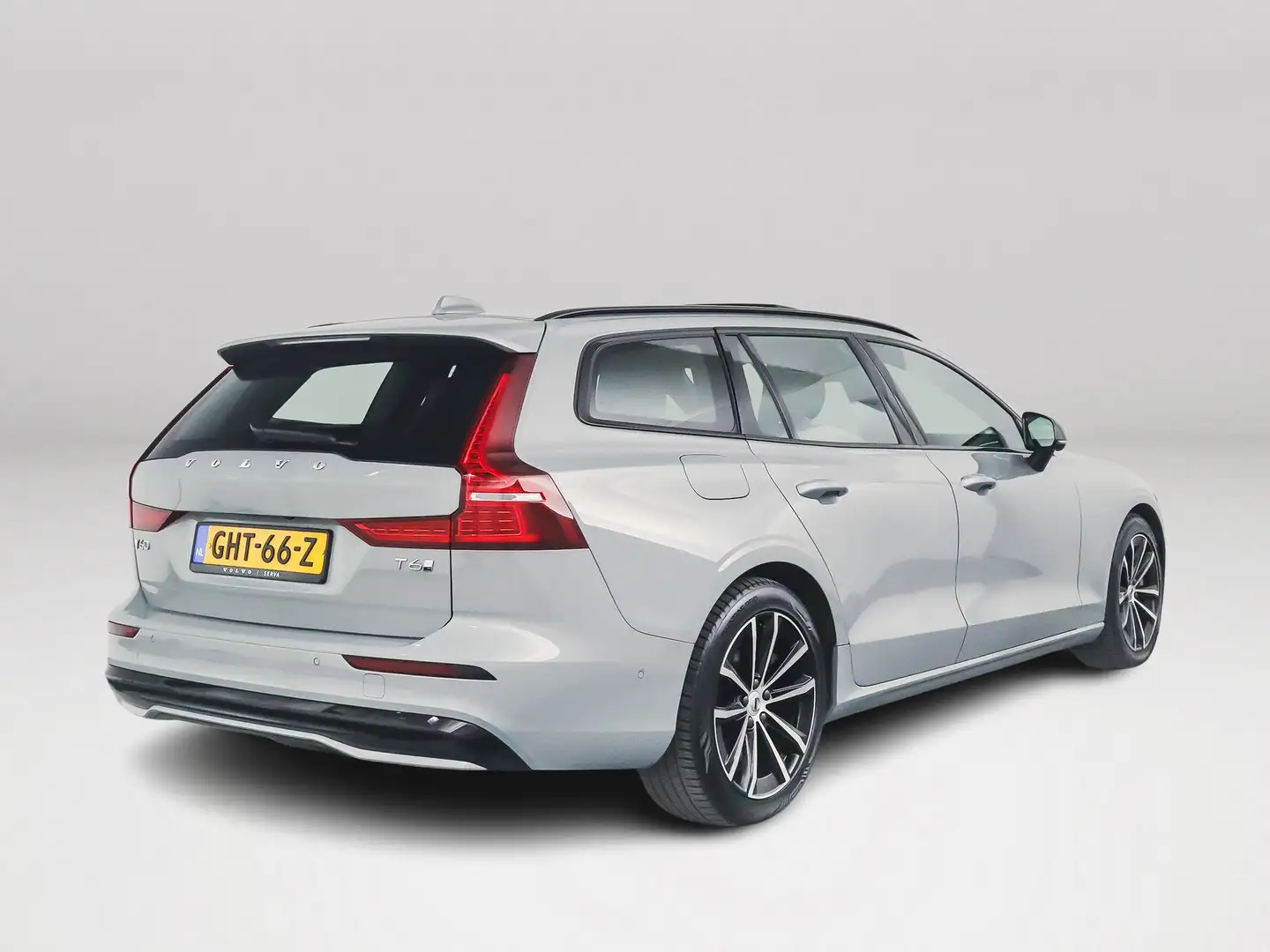 Volvo V60 T6 Plug-in hybrid AWD Plus Dark | Panoramadak | 36 Grau - 2