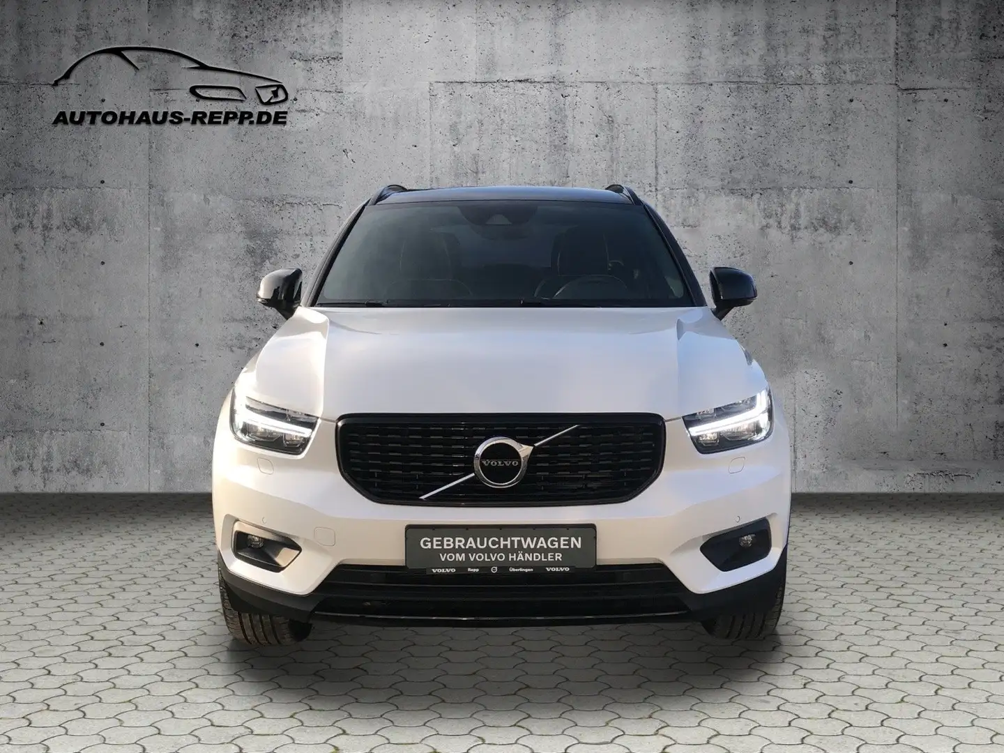 Volvo XC40 B4 R-Design FWD / XENIUM- INTELLISAFE-Paket Weiß - 2