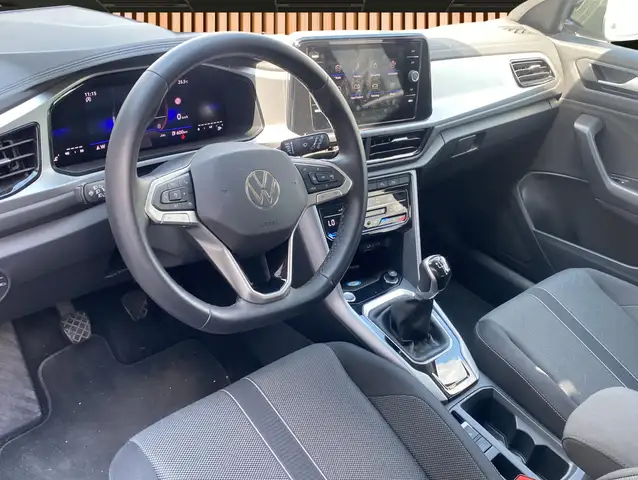 Volkswagen T-Roc view 8