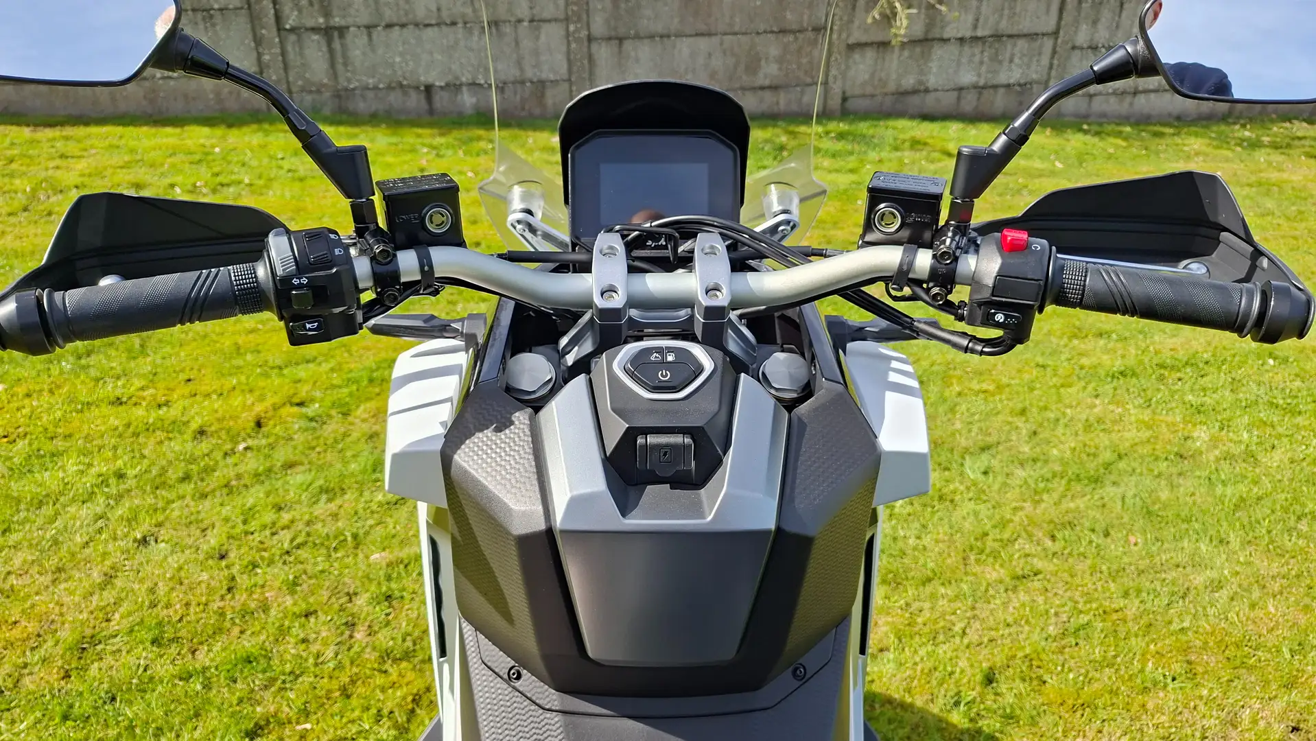 SYM ADX 400 ADXTG 400cc blanc tout juste rodé Blanco - 1