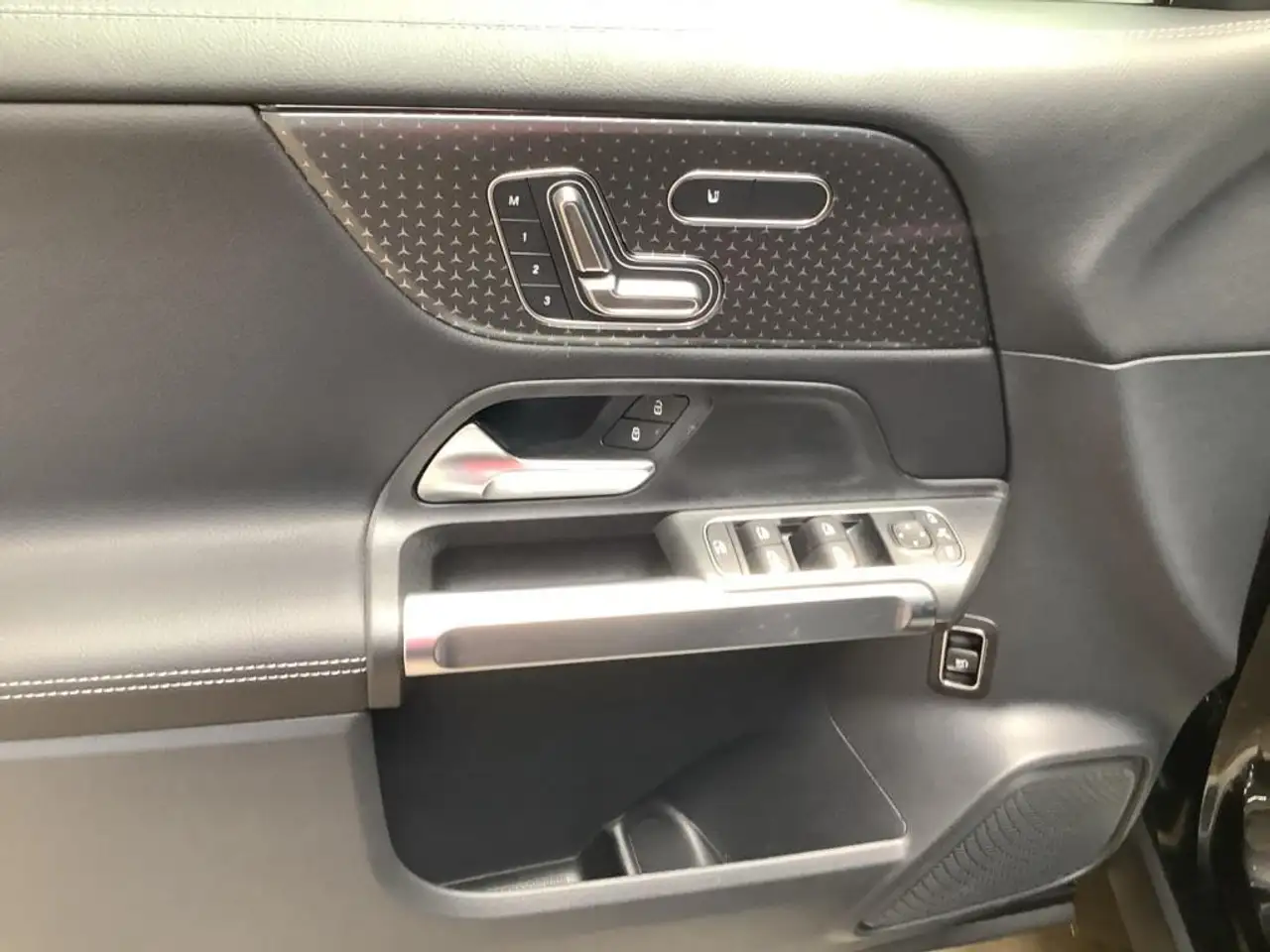 Mercedes-Benz GLB 220 4MATIC PROGRESSIVE+18"+360°-KAMERA+LED 7