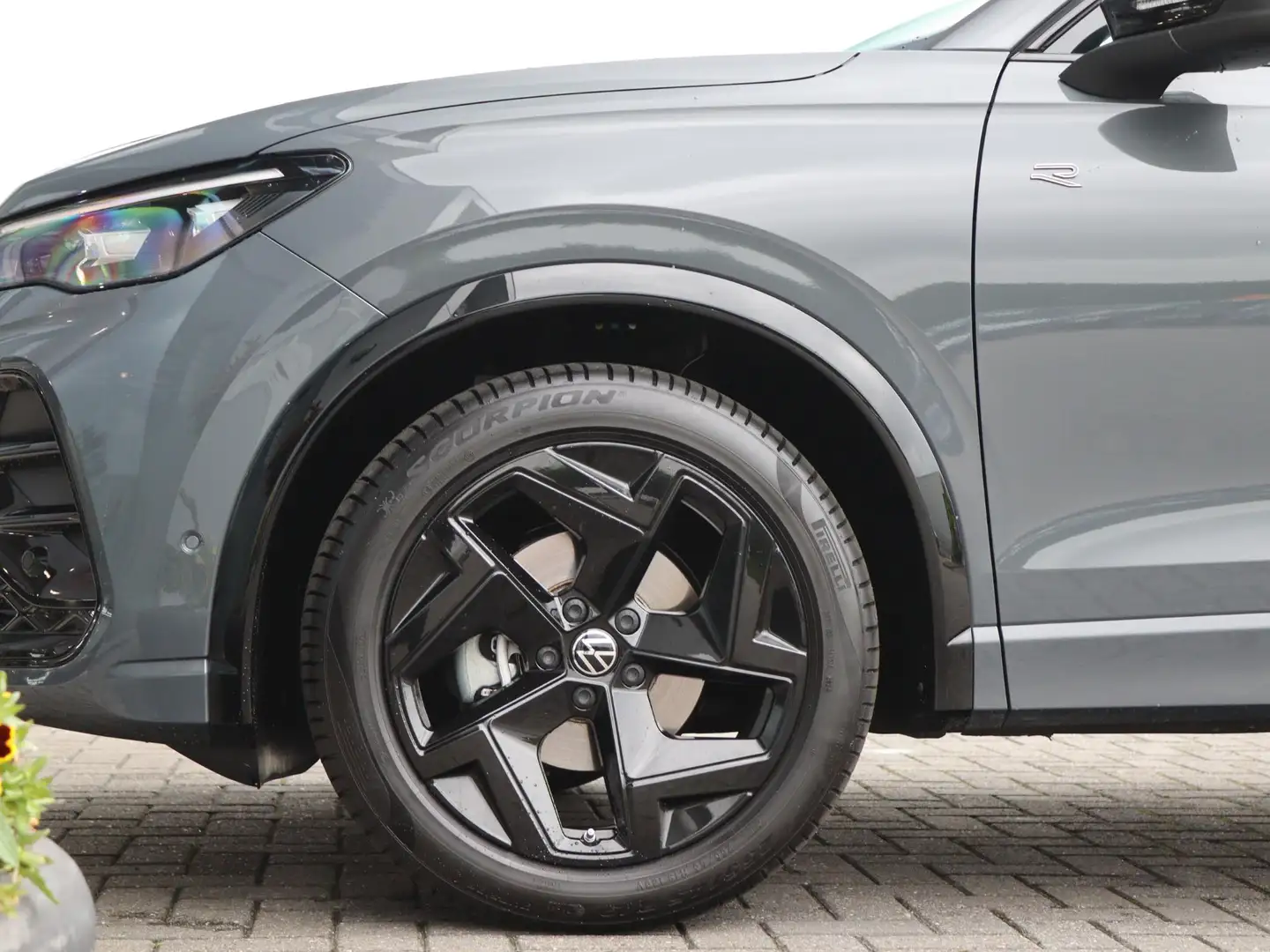 Volkswagen Tiguan 1.5 eTSI 150 pk DSG R-Line Edition | Panoramadak | Grijs - 2