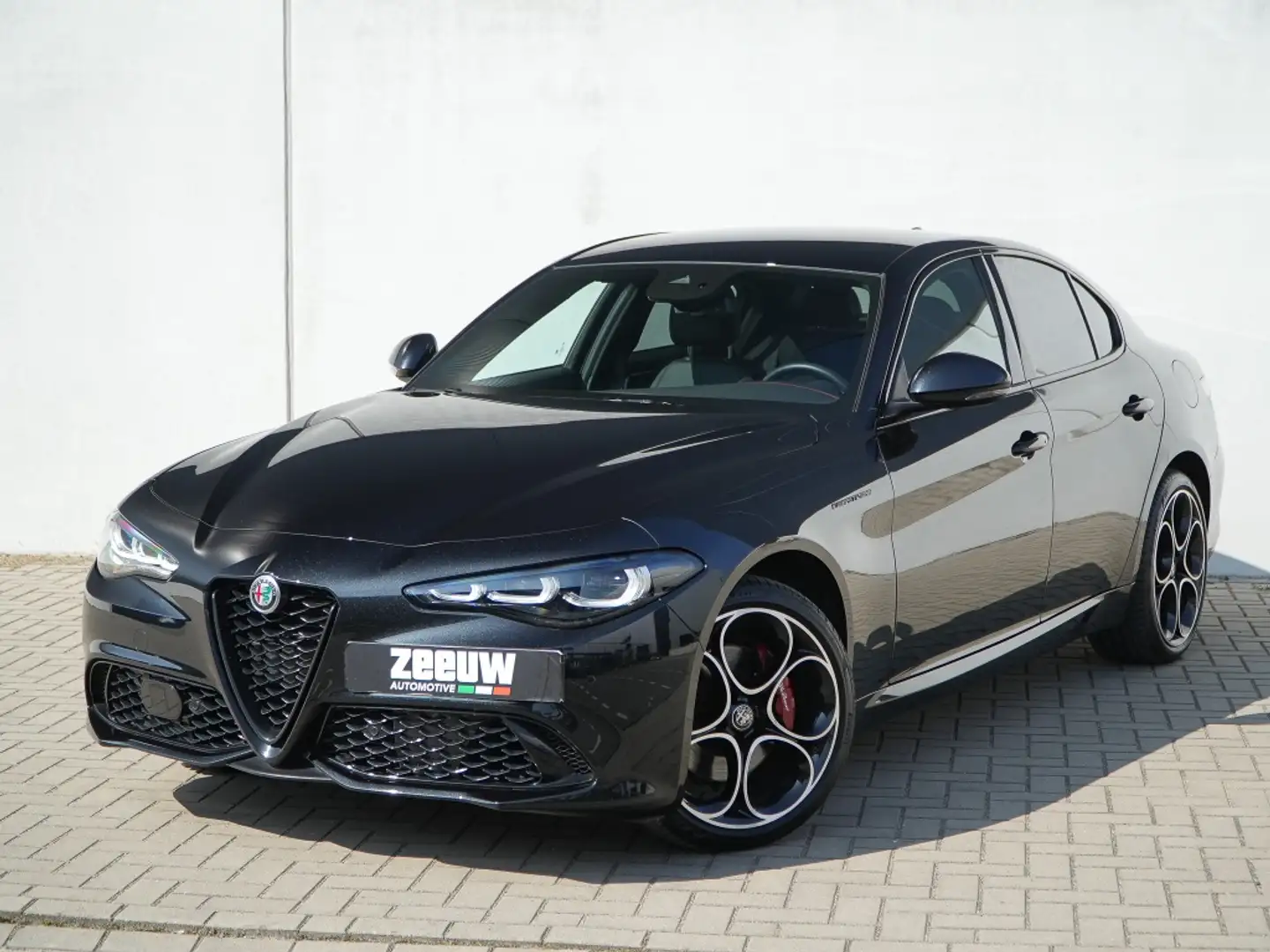 Alfa Romeo Giulia 2.0 Turbo 280 PK Competizione Q4 AWD | Harman | Ve Schwarz - 2