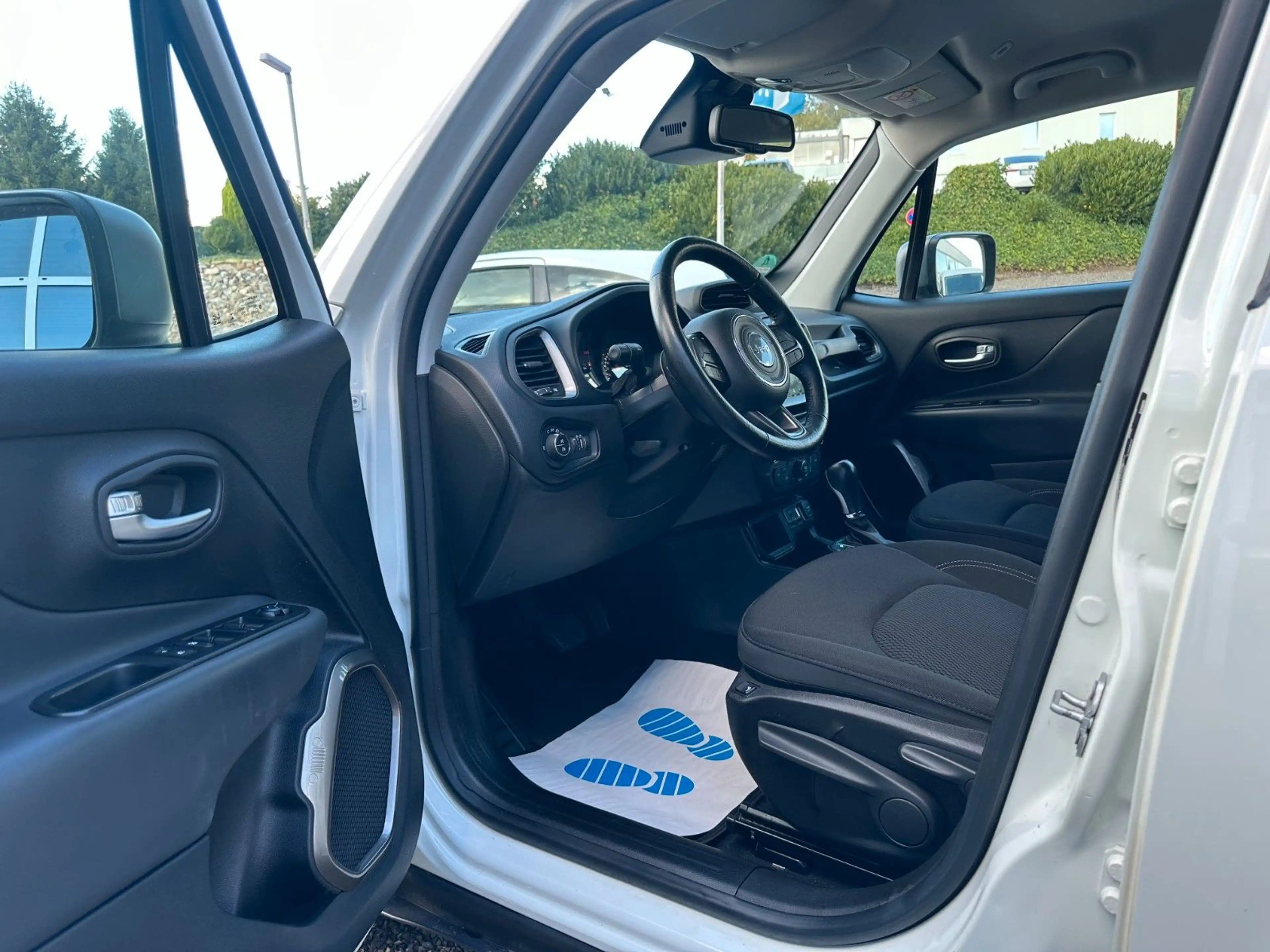 Jeep Renegade Limited FWD — photo 9