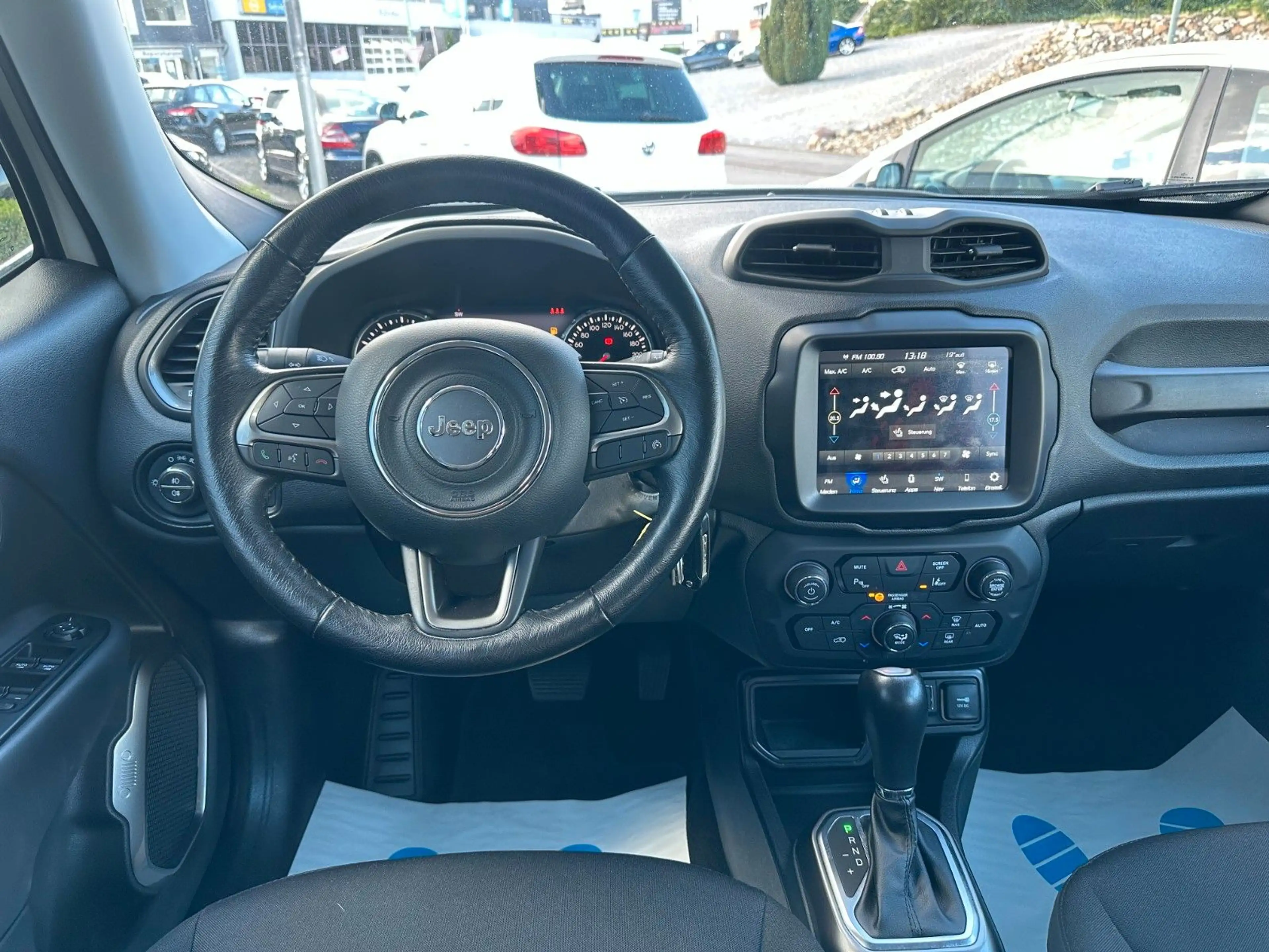 Jeep Renegade Limited FWD — photo 10