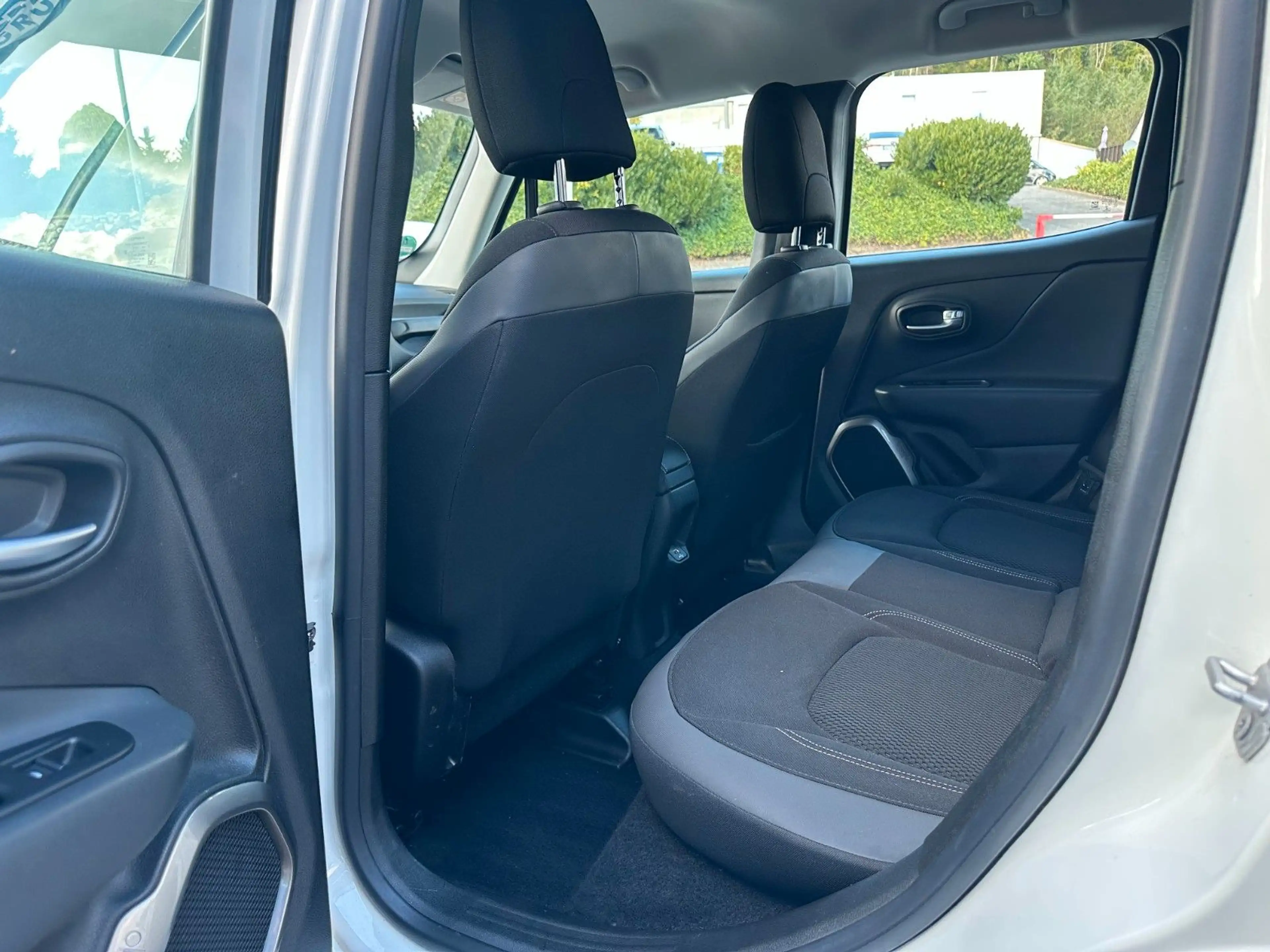 Jeep Renegade Limited FWD — photo 8