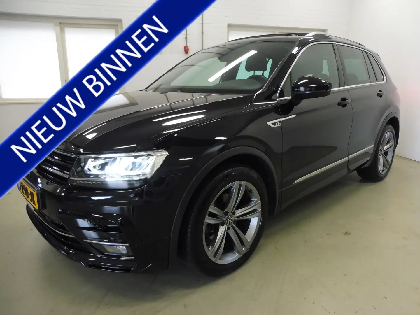 Volkswagen Tiguan 1.5 TSI ACT Highline Business R Digidash | Pano  | Zwart - 1