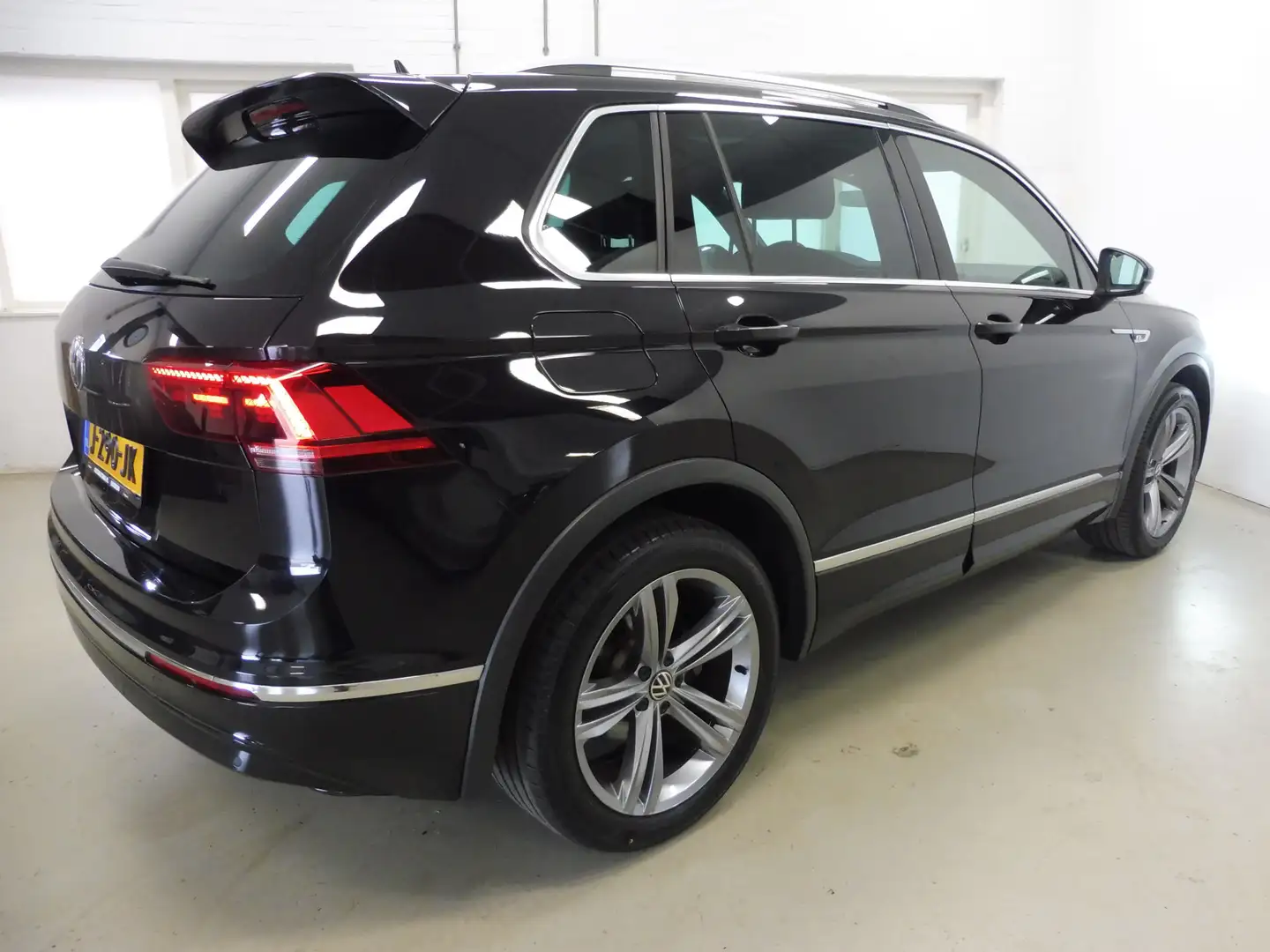 Volkswagen Tiguan 1.5 TSI ACT Highline Business R Digidash | Pano  | Zwart - 2