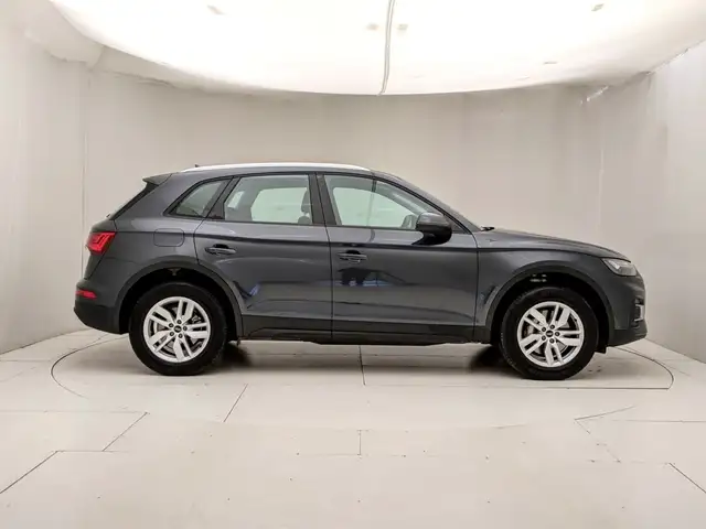 Audi Q5 view 3
