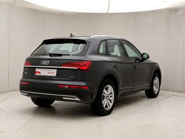 Audi Q5 view 4