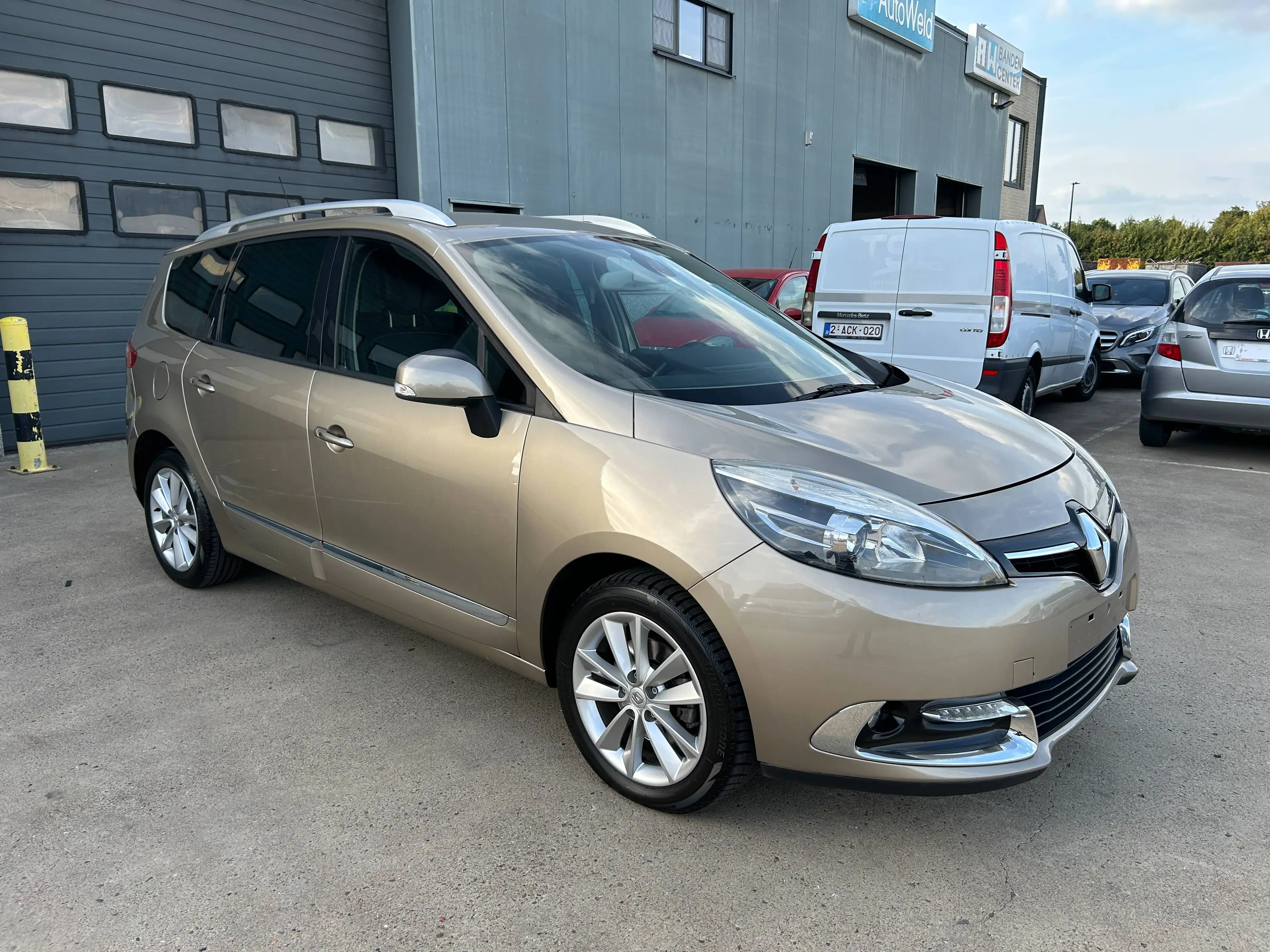 Renault Scenic — photo 2