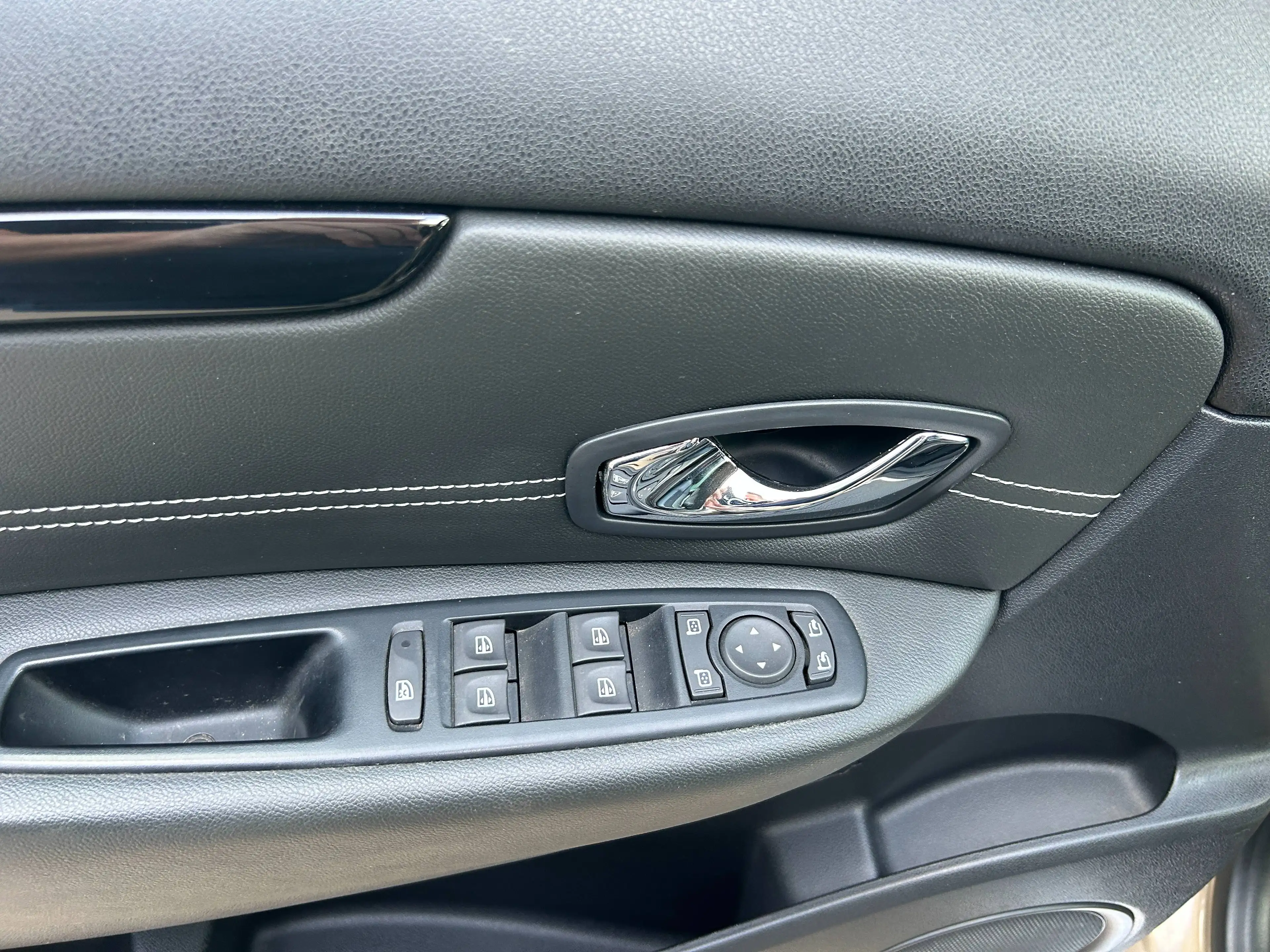 Renault Scenic — photo 11
