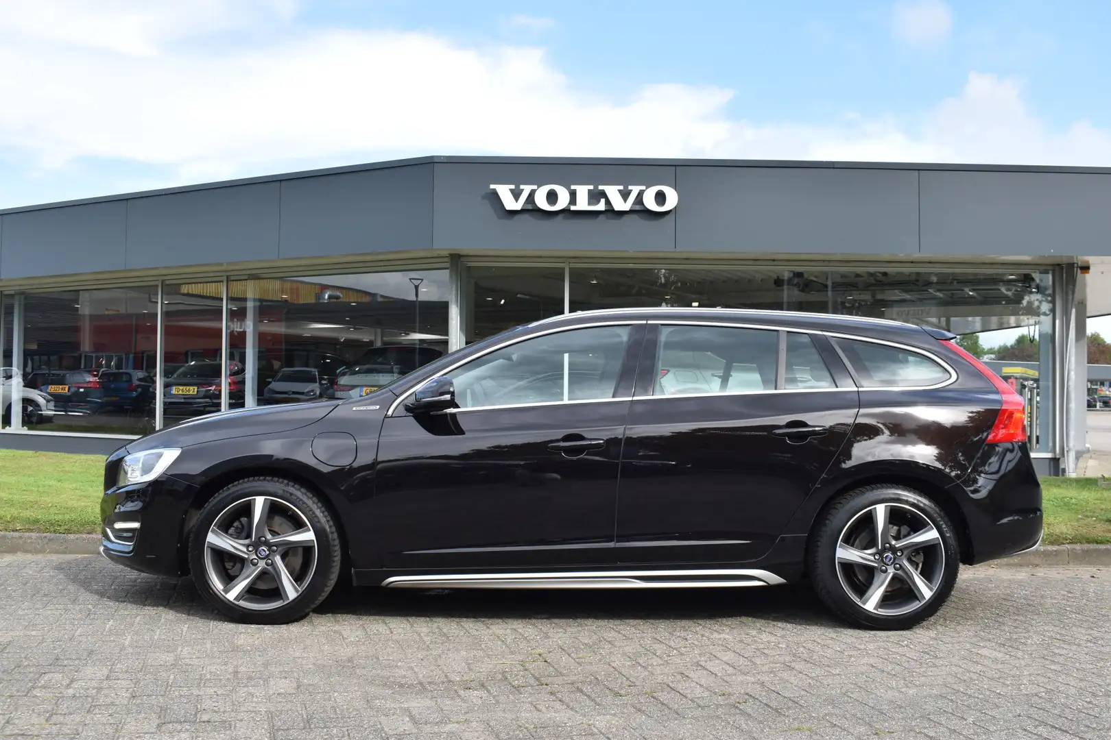 Volvo V60 2.4 D6 AWD Plug-In Hybrid Summum | Sportstoelen | Zwart - 2