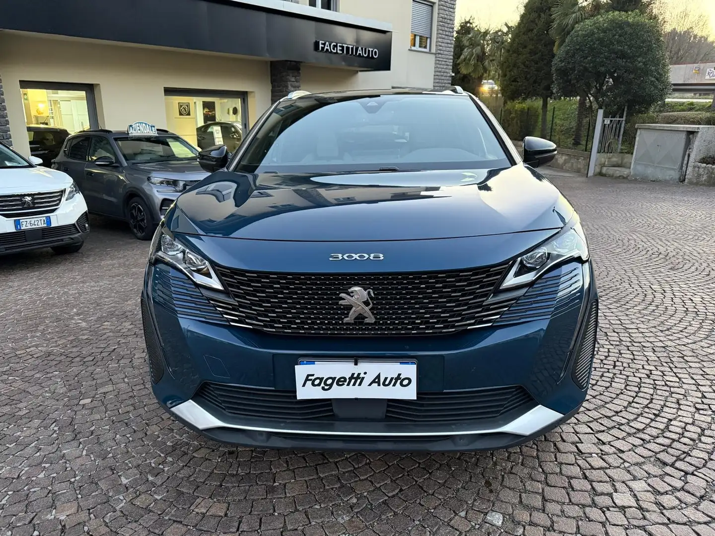 Peugeot 3008 1.6 HYBRID 225CV E-EAT8 GT Blau - 2