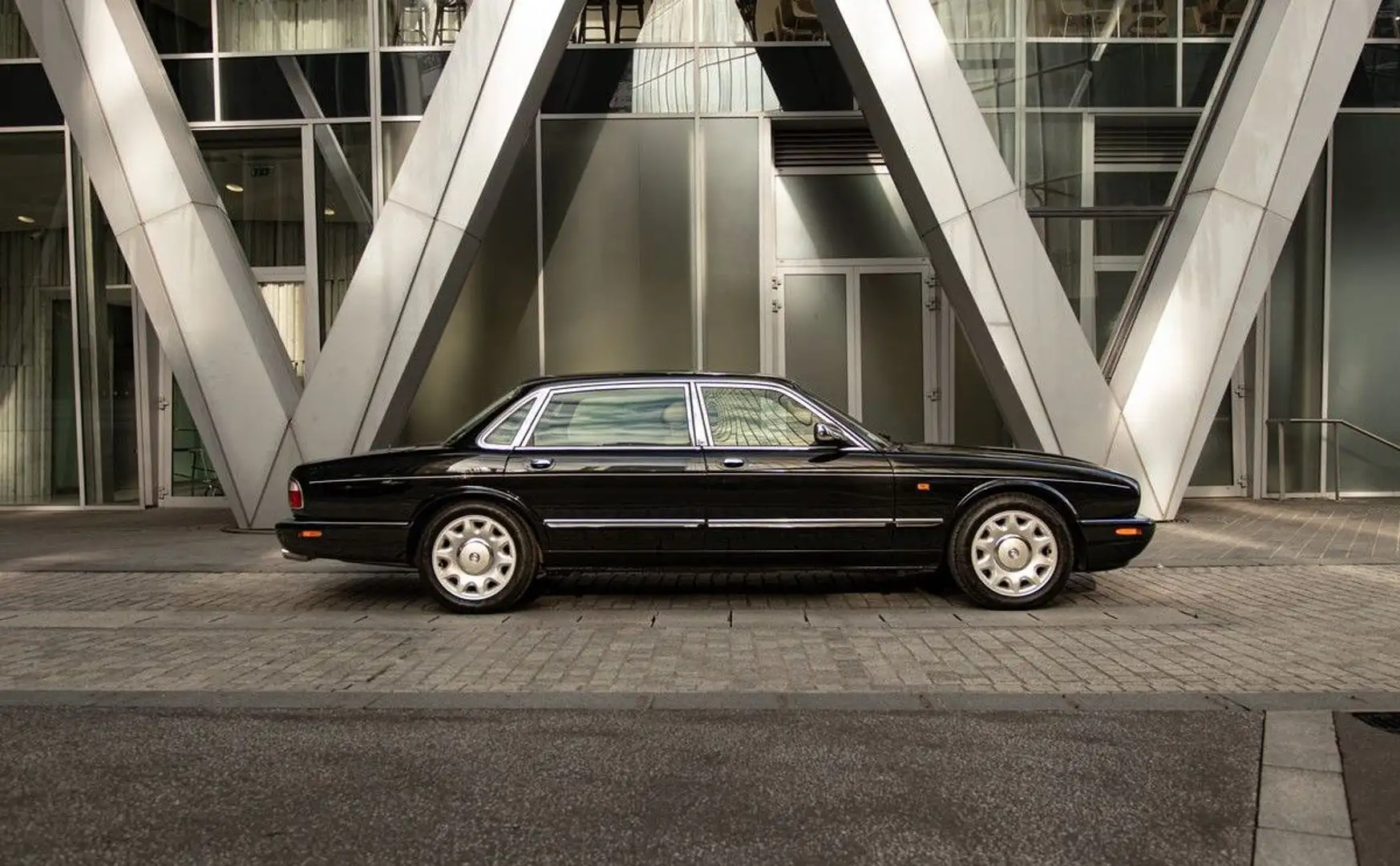 Jaguar Daimler Super V8 Jaguar supercharged LWB X308 92 990 km superbe configuration Schwarz - 2
