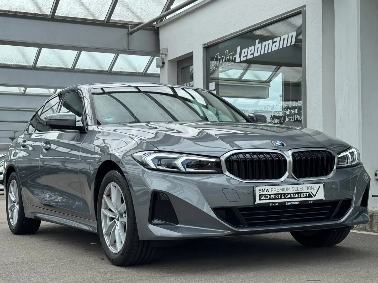 BMW 320 d Lim. Innovation+Memory GARANTIE bis 04/2029 Grau - 2
