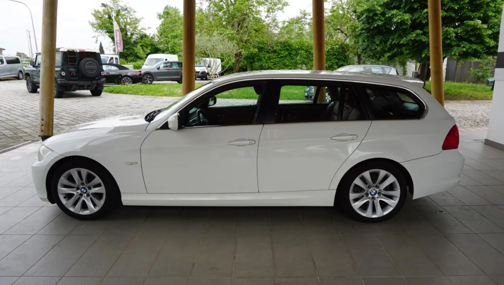 BMW 320 d Touring Luxury Bianco - 2