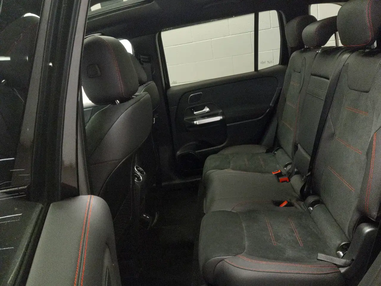 Mercedes-Benz GLB снимка Mercedes-Benz GLB