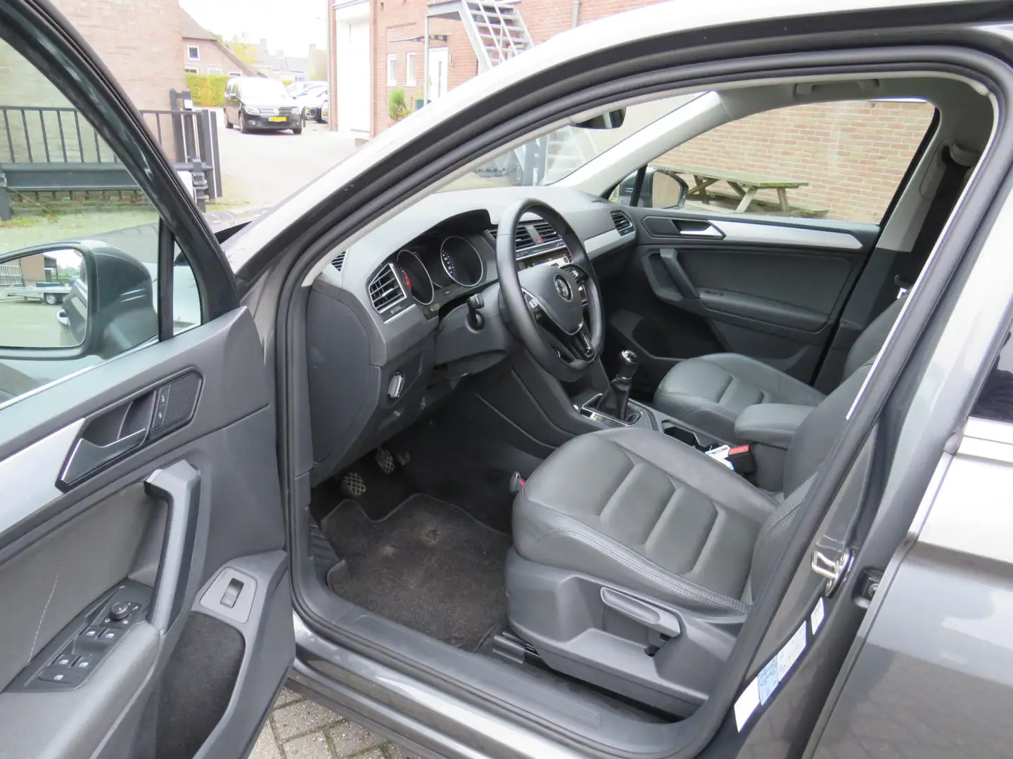 Volkswagen Tiguan 1.5 TSI Comfortline Business EXE * Rijklaarprijs i Grijs - 2
