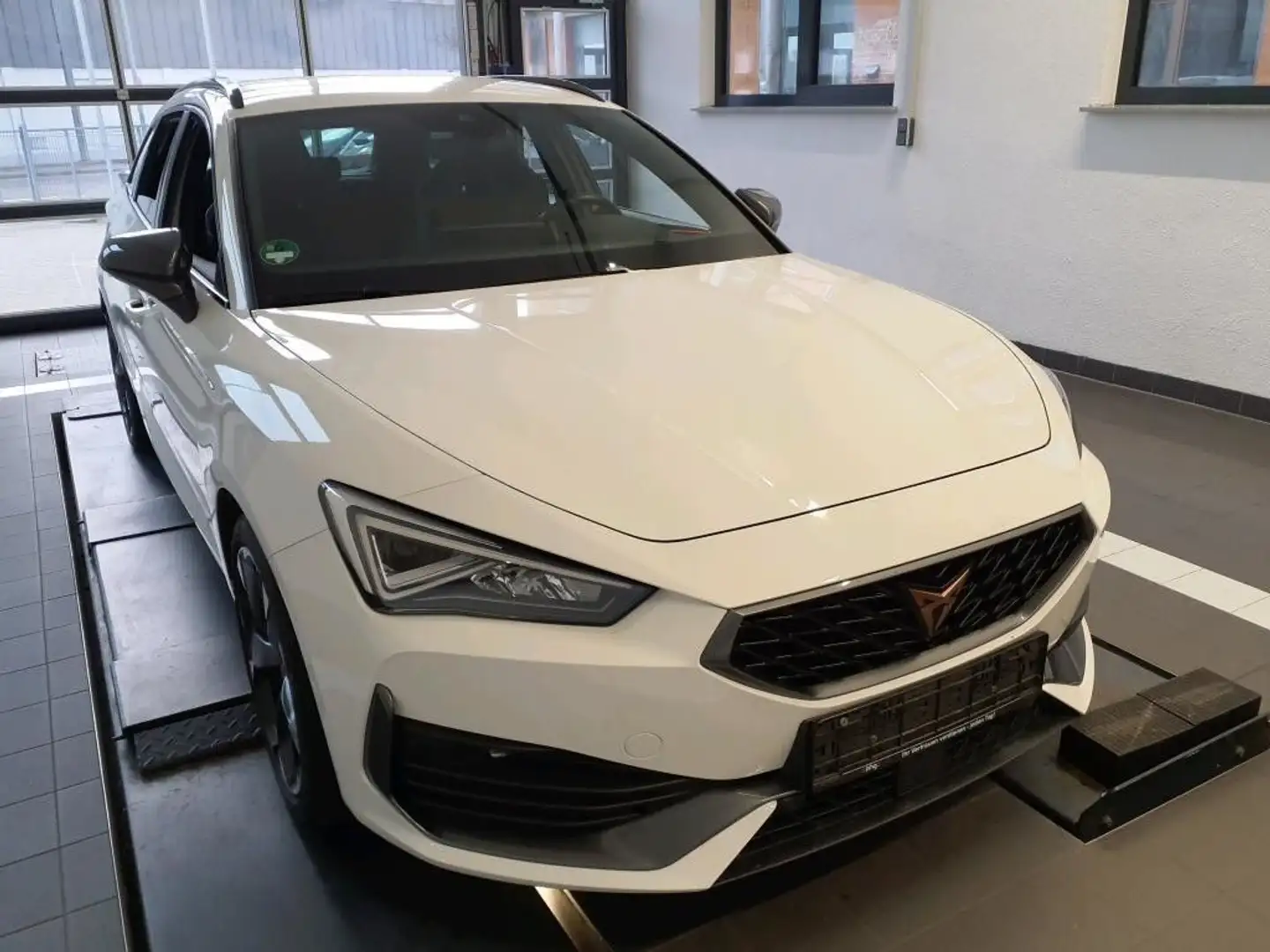 CUPRA Leon Sportstourer 1.4 e-Hybrid AHK Kamera Sitzhz Weiß - 2