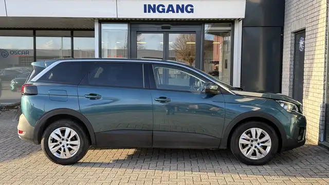 Peugeot 5008 view 5
