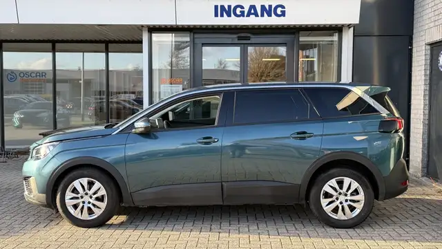 Peugeot 5008 view 2