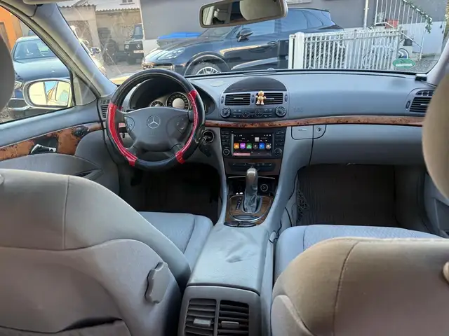 Mercedes-Benz E view 13