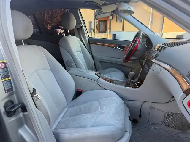 Mercedes-Benz E view 12