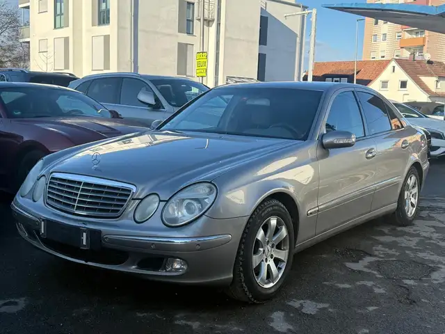 Mercedes-Benz E view 3