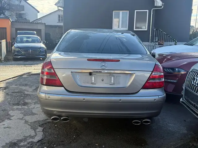 Mercedes-Benz E view 6