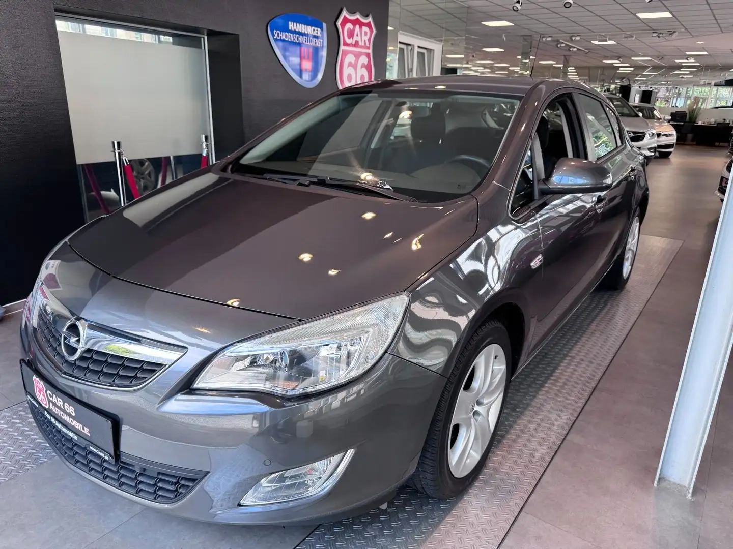 Opel Astra J Lim. 5-trg. Edition Gris - 1