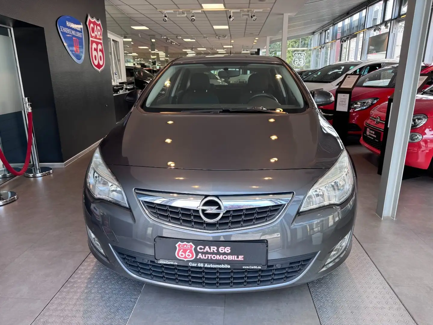 Opel Astra J Lim. 5-trg. Edition Gris - 2