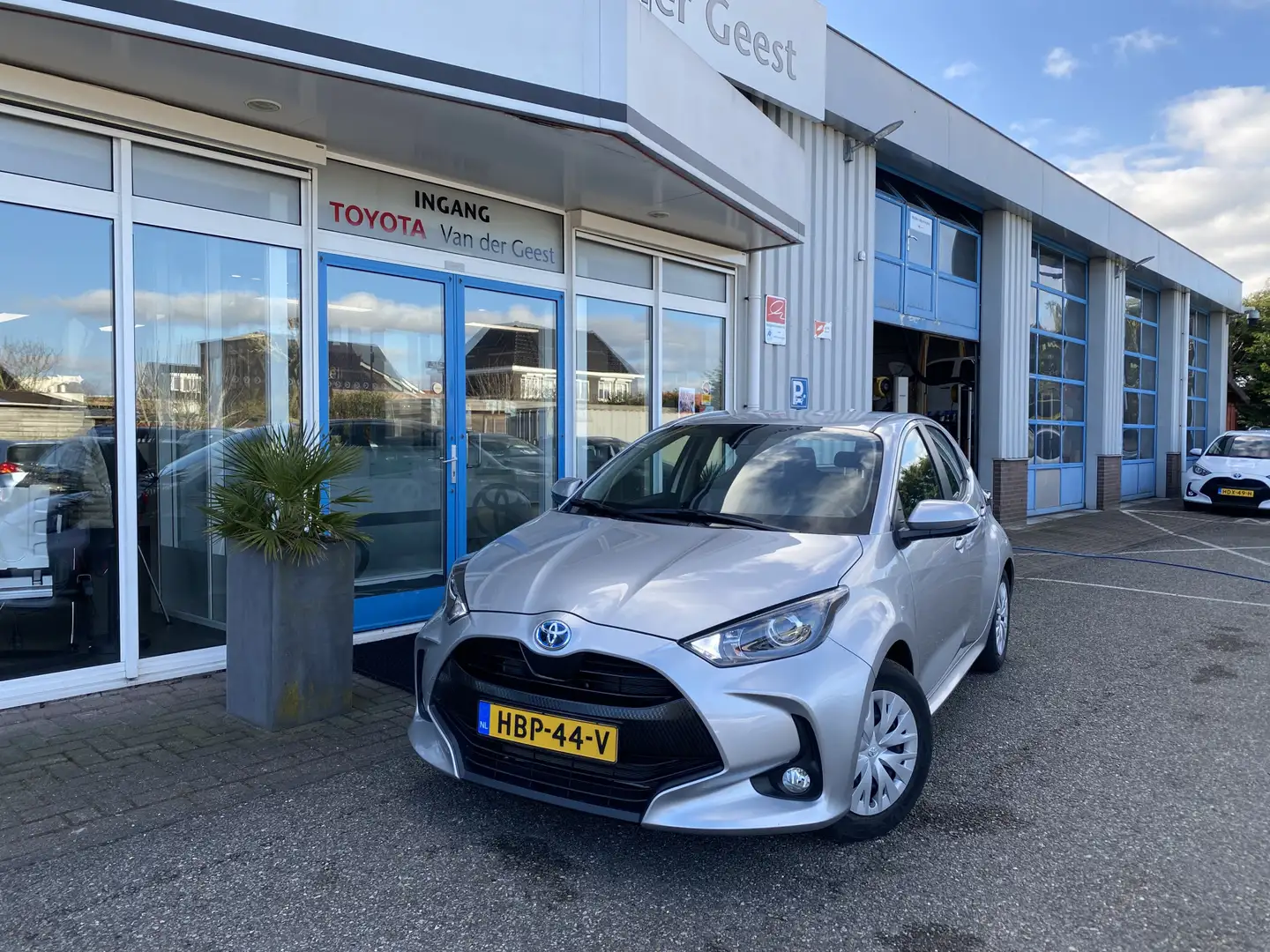 Toyota Yaris 1.5 Hybrid Active Grijs - 2