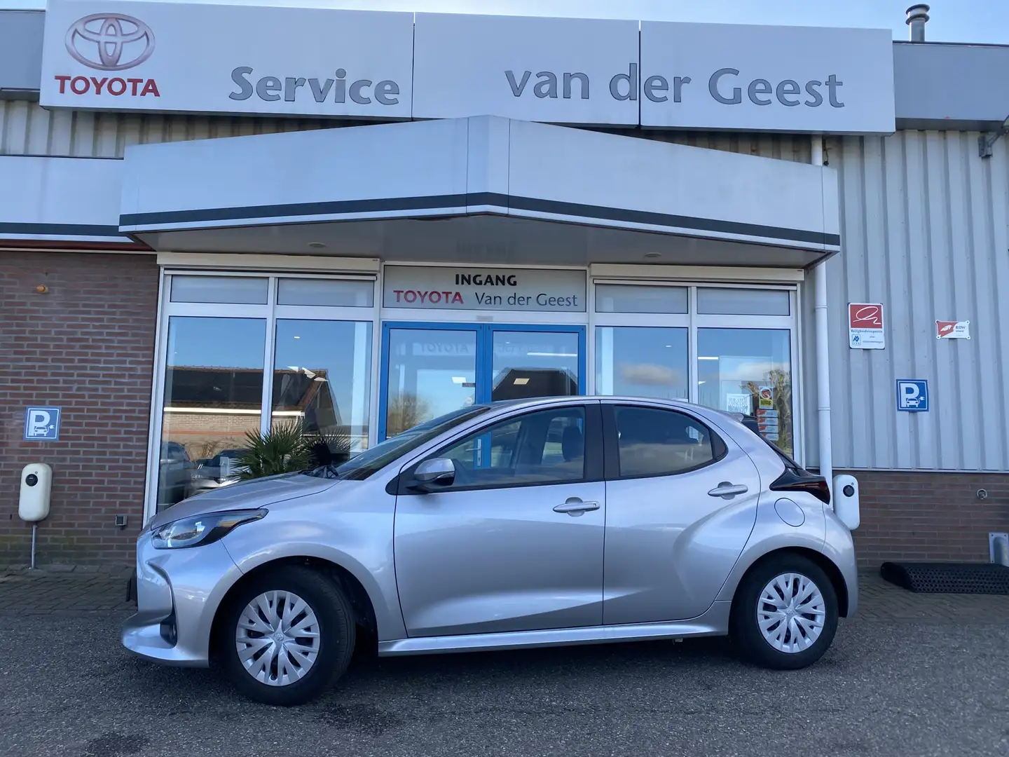 Toyota Yaris 1.5 Hybrid Active Grijs - 1