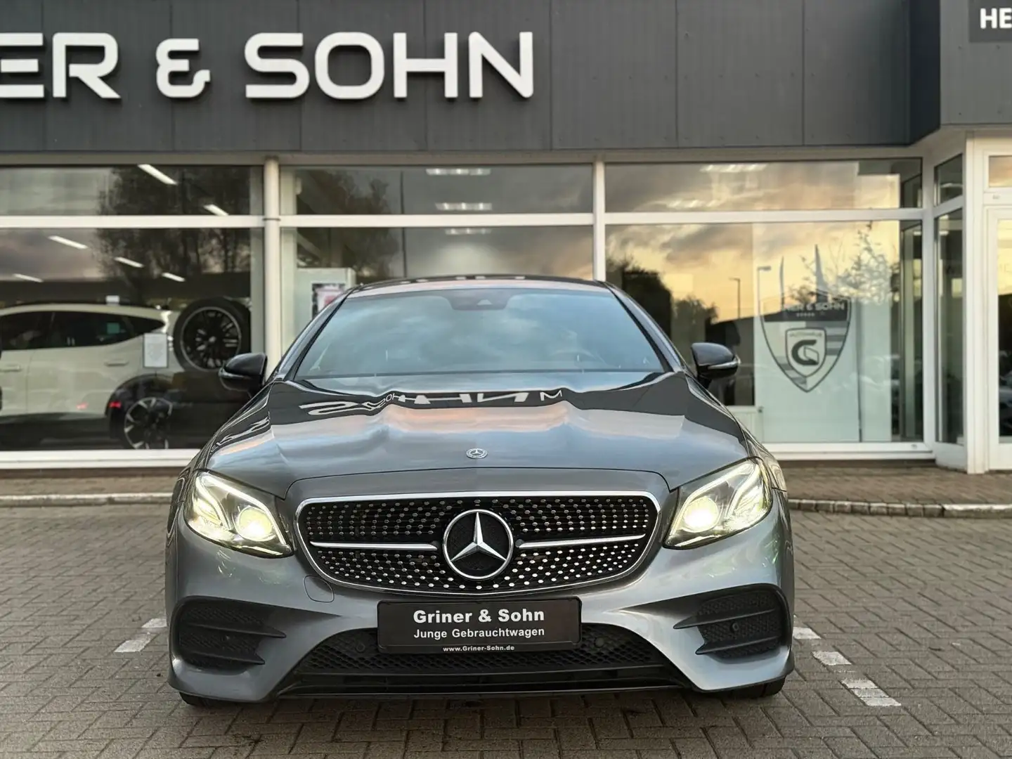 Mercedes-Benz E 220 d Coupe,AMG,20-Zoll,Wide,Burmester,R-Kam Grau - 2