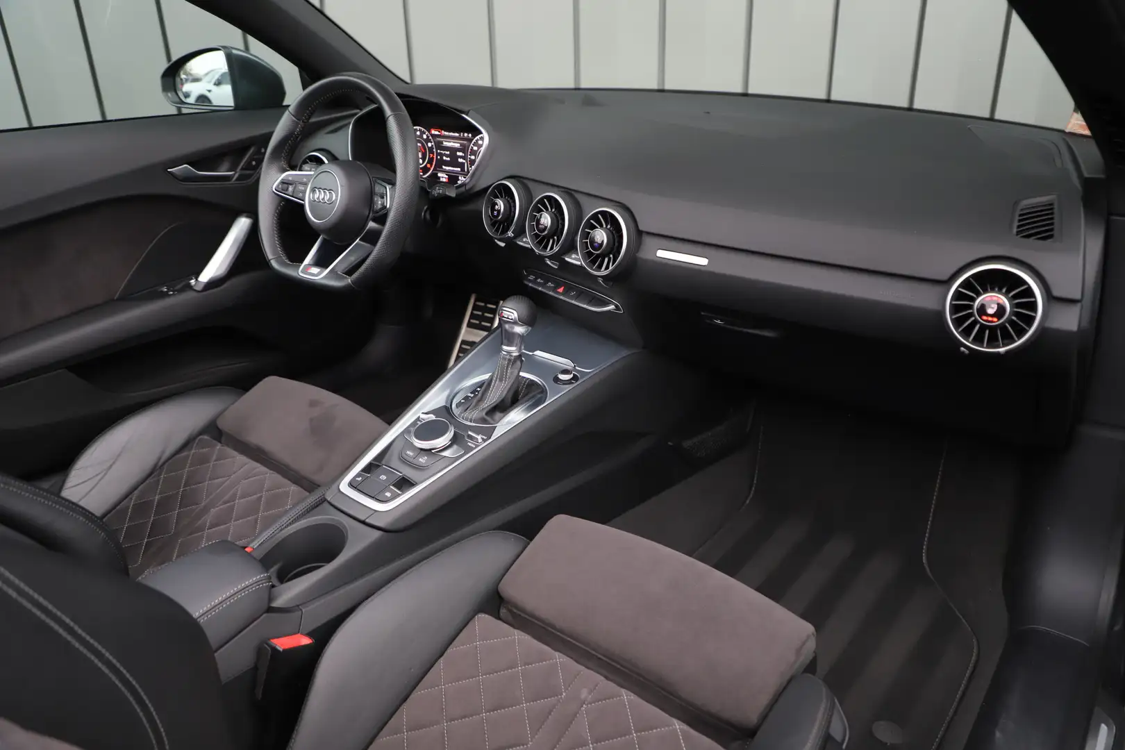 Audi TT Roadster 1.8 TFSI Pro S-line | 180PK | Led | Schaa Grau - 2