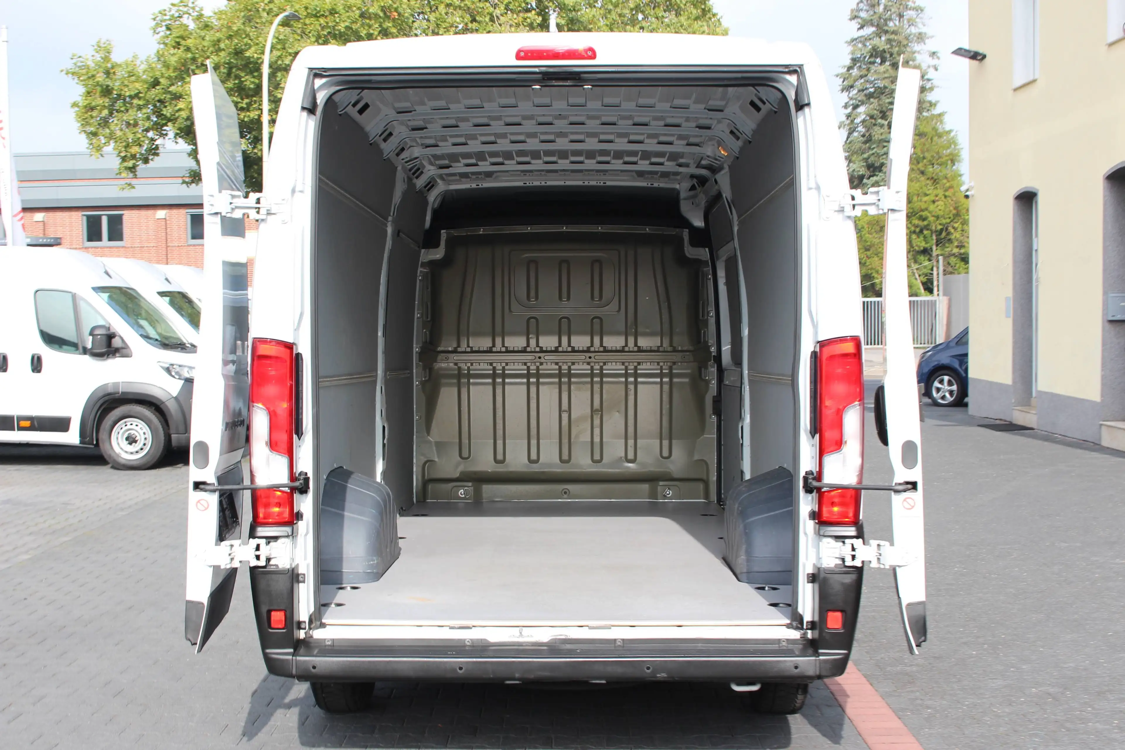 Peugeot Boxer 35 L4H2 180 Automatik*Klima*Navi*Temp*Holz — photo 4