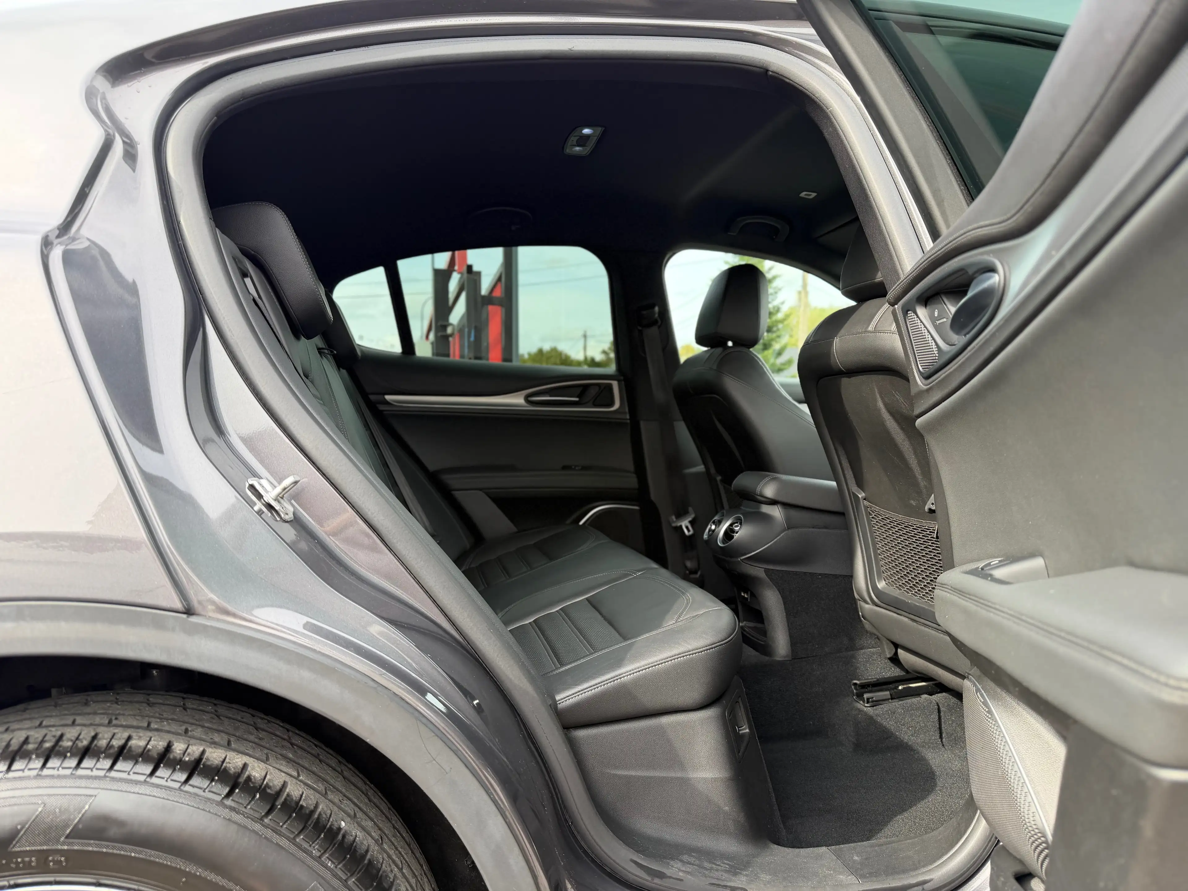 Alfa Romeo Stelvio 2.2 JTD Super 2WD Navi Xénon Cuir Keyless CarPlay Marchand/Export — photo 9