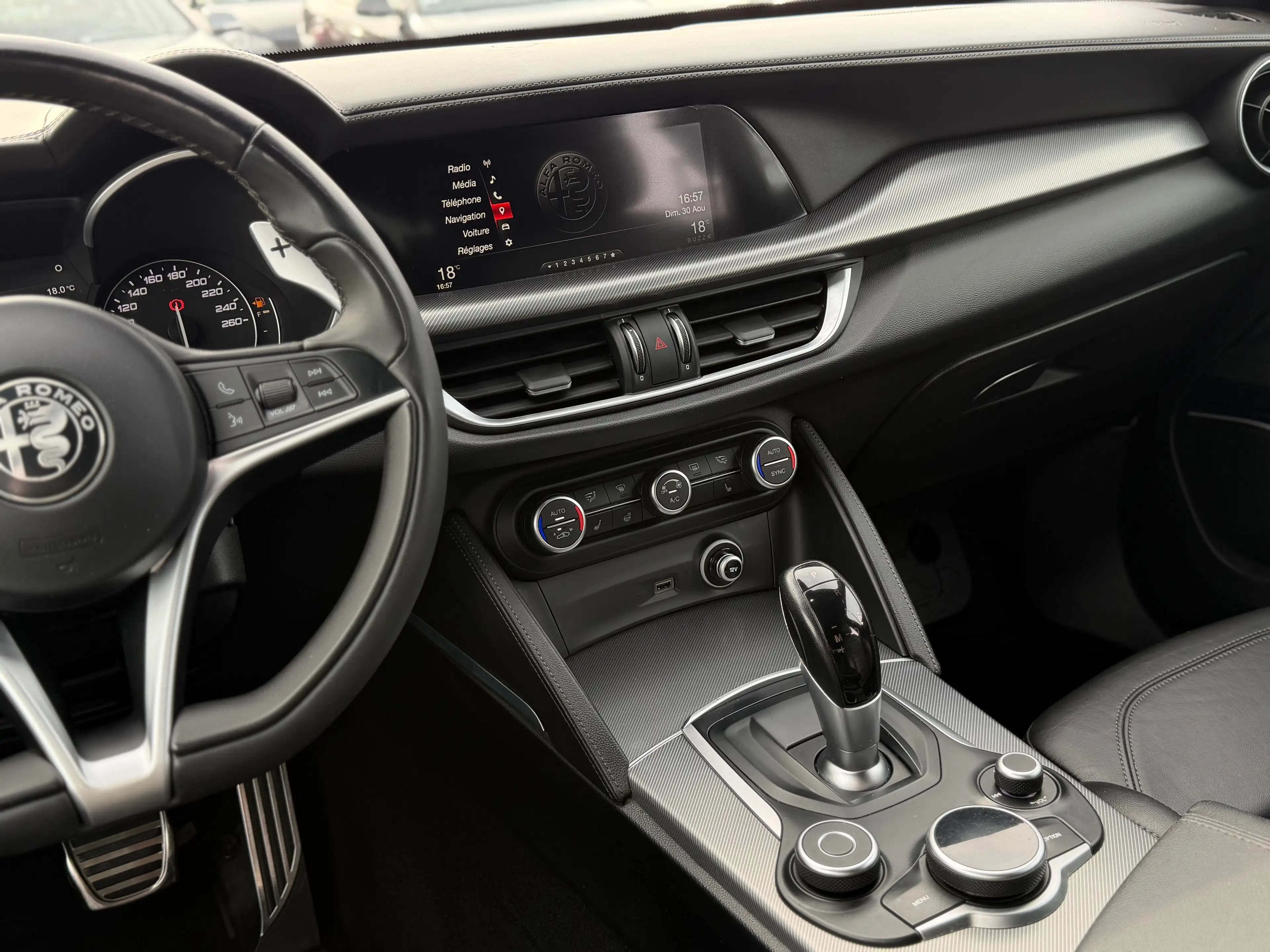 Alfa Romeo Stelvio 2.2 JTD Super 2WD Navi Xénon Cuir Keyless CarPlay Marchand/Export — photo 14