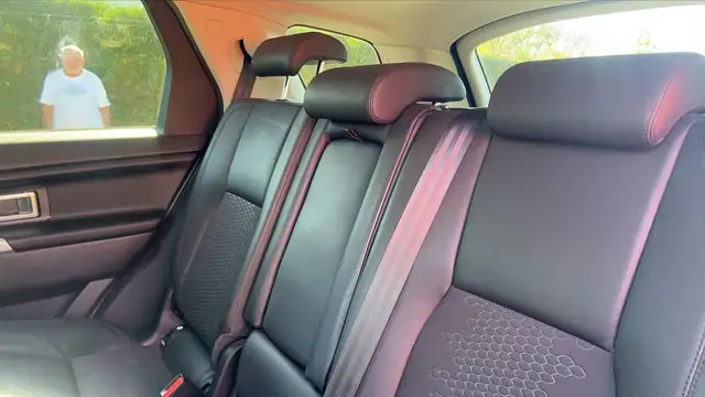 Land Rover Discovery view 9