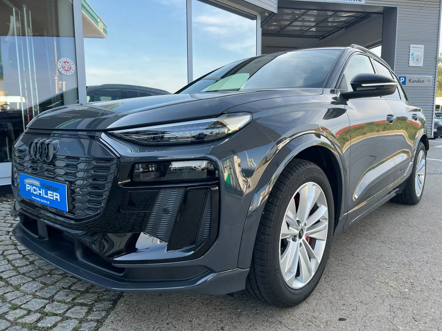 Audi Q6 e-tron performance business Grau - 1