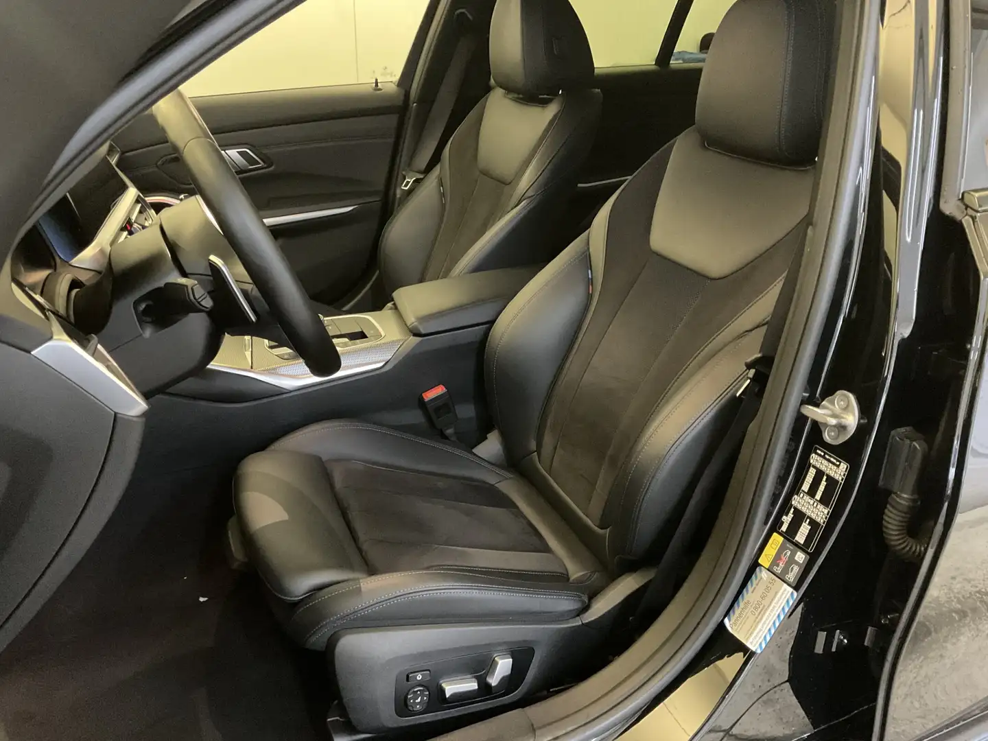 BMW 330 e Schwarz - 2