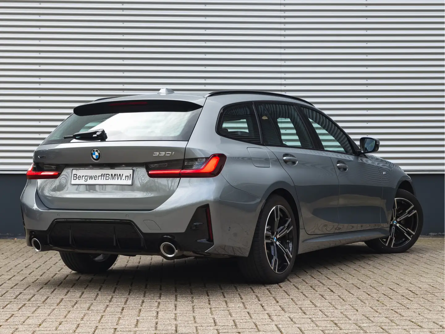 BMW 330 3-serie Touring 330i xDrive - M-Sport - LCI 2 - AC Grijs - 2