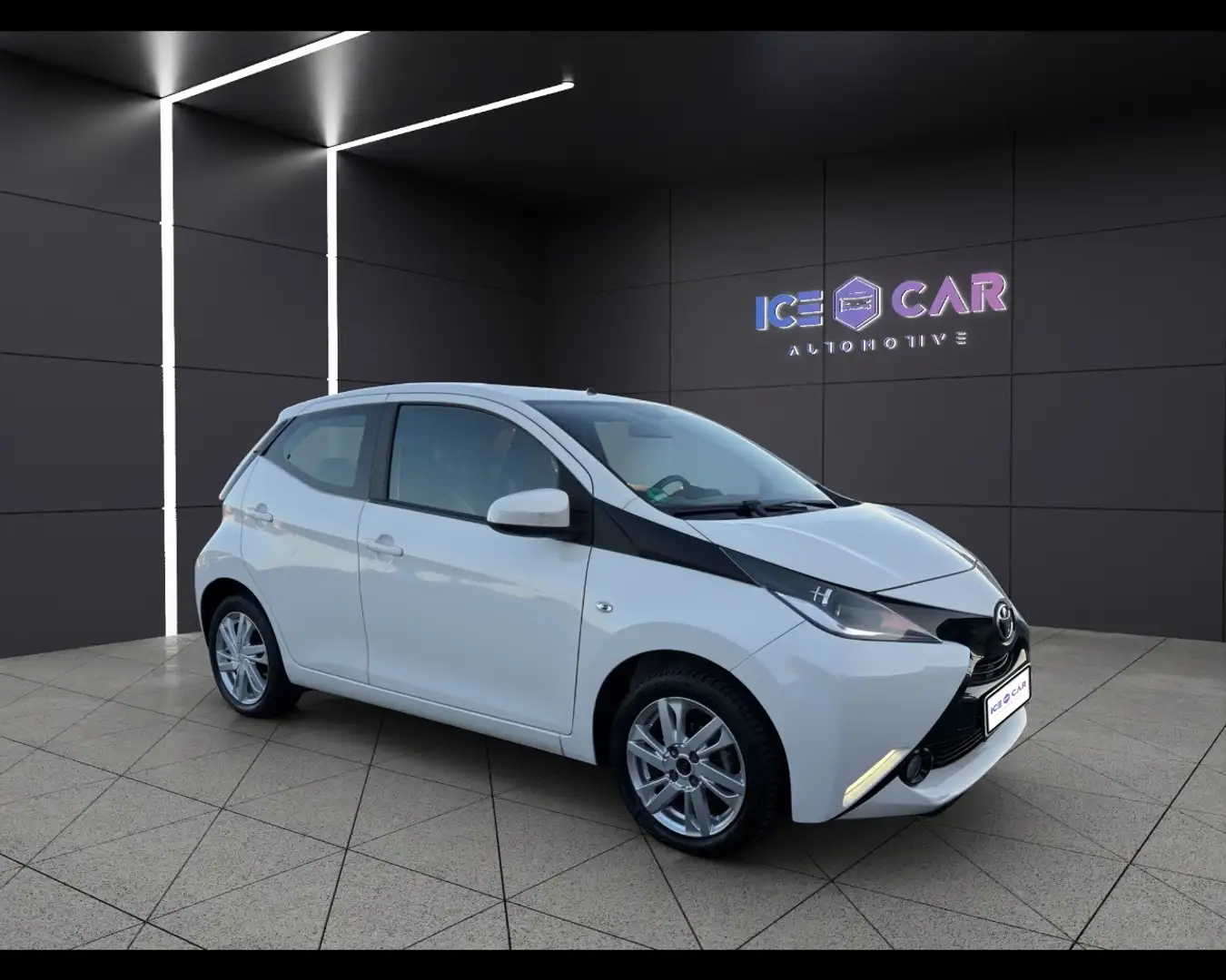 Toyota Aygo 2ª serie - Aygo 1.0 VVT-i 69 CV 5 porte x-play Blanc - 2