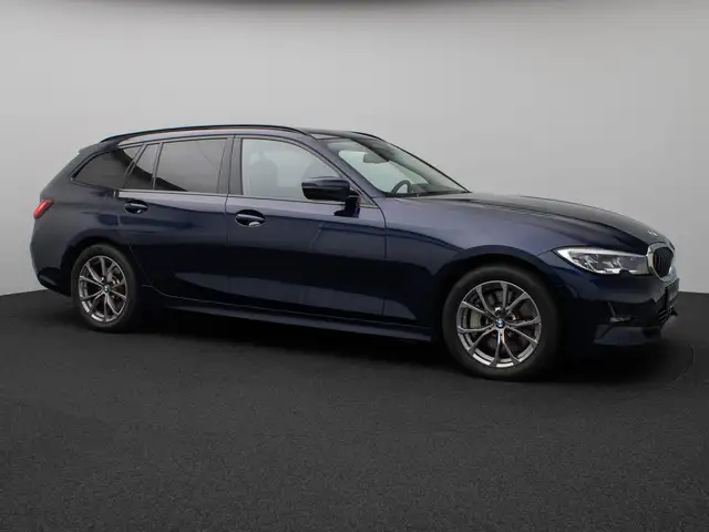 BMW 3 Series view 4