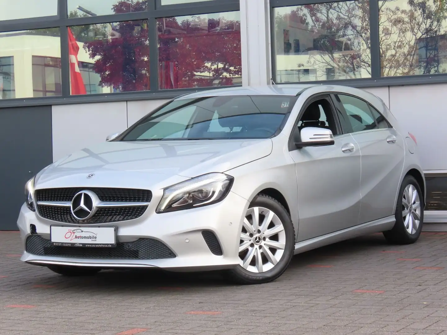 Mercedes-Benz A 180 d BlueEFFICIENCY Edition Style Argent - 2