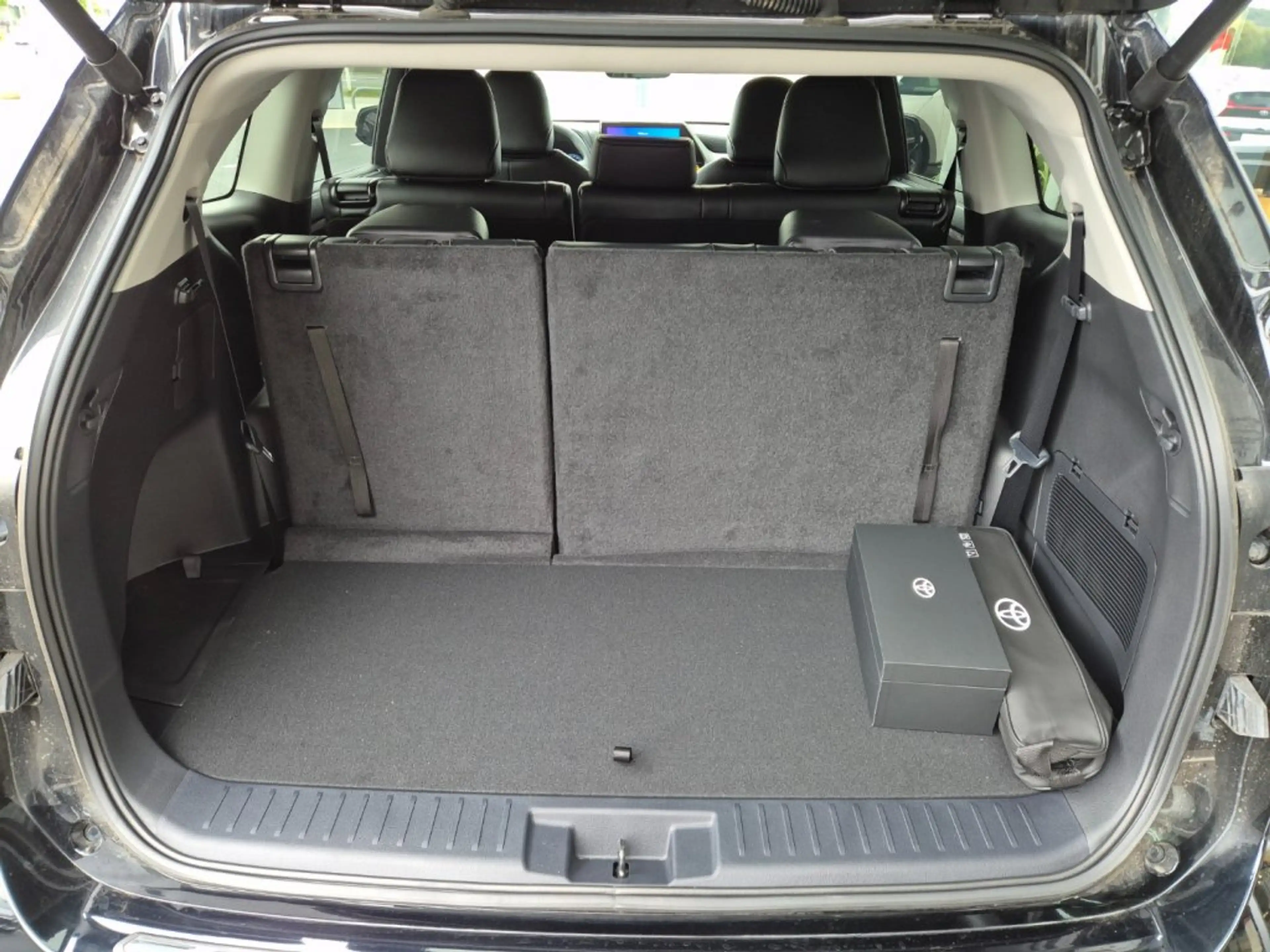 Toyota Highlander 2,5 Hybrid Style *8-Fach*AHV* — photo 5