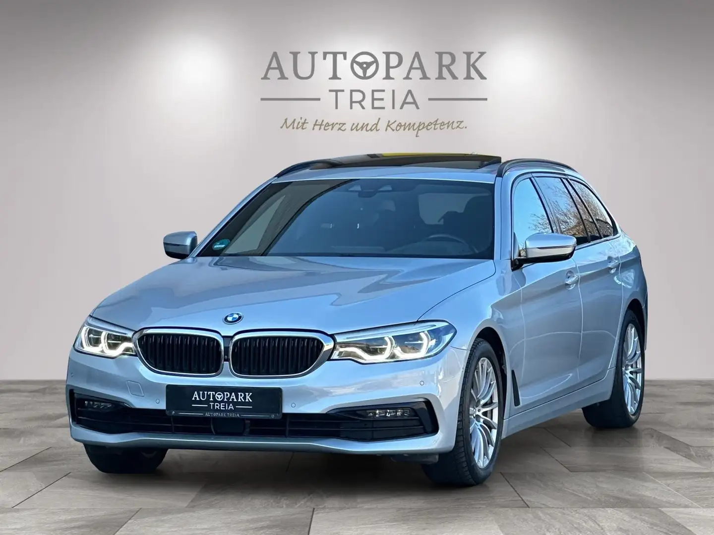 BMW 530 d Touring xDrive Sport Line (AHK-VIRTUAL-ACC) Argent - 1