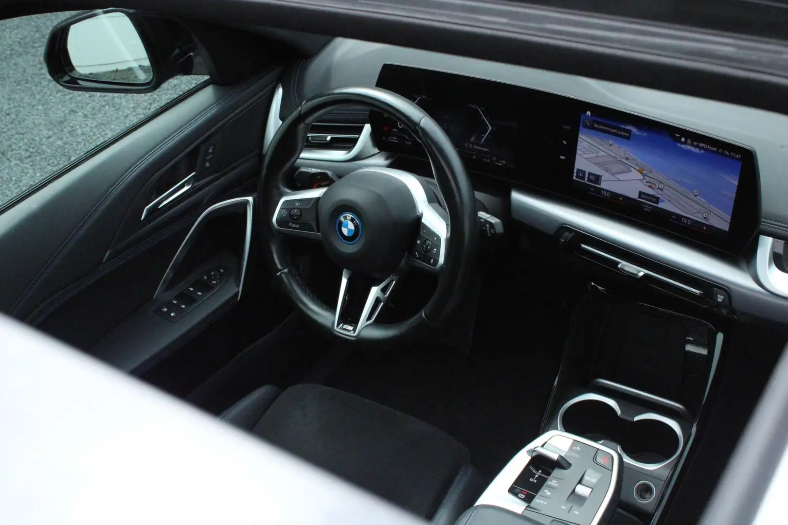 BMW X1 xDrive25e M-SPORT PANORAMA SFEERVERLICHTING CAMERA Zwart - 2